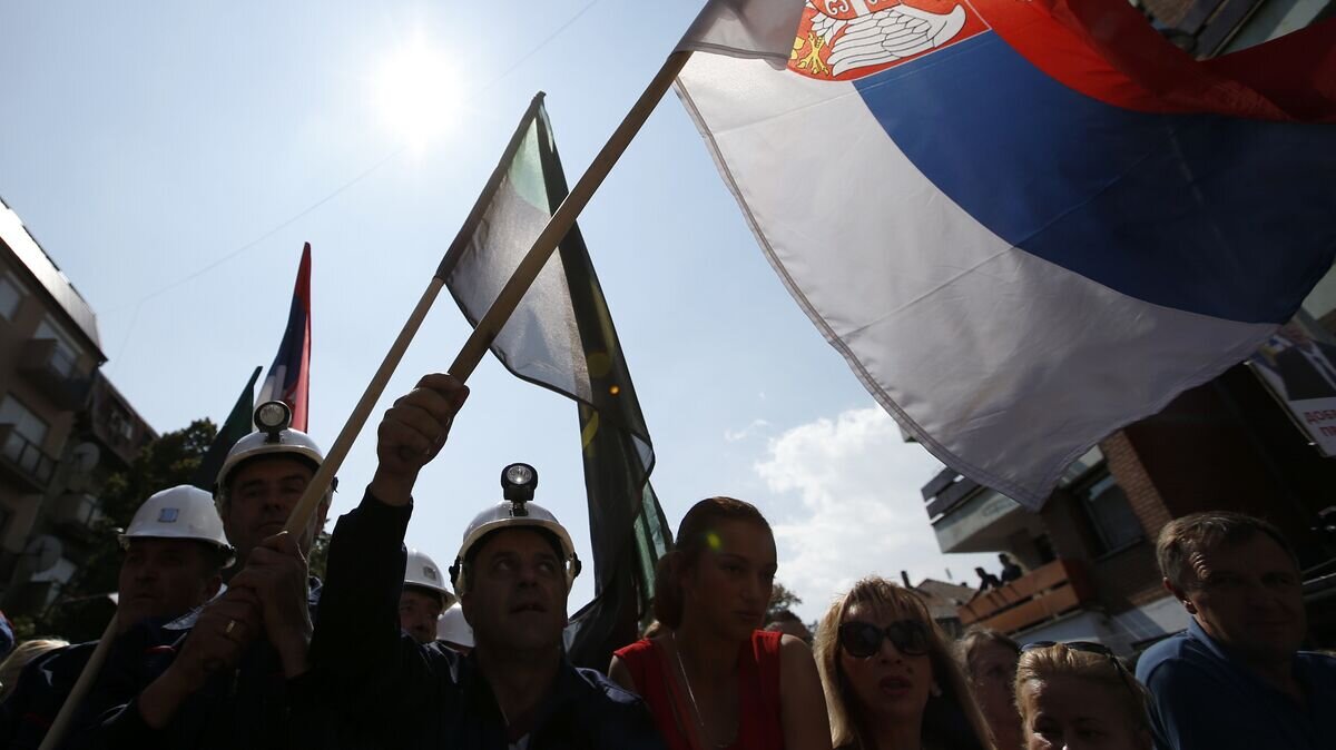    Сербы Косово с флагом Сербии во время митинга © AP Photo / Darko Vojinovic