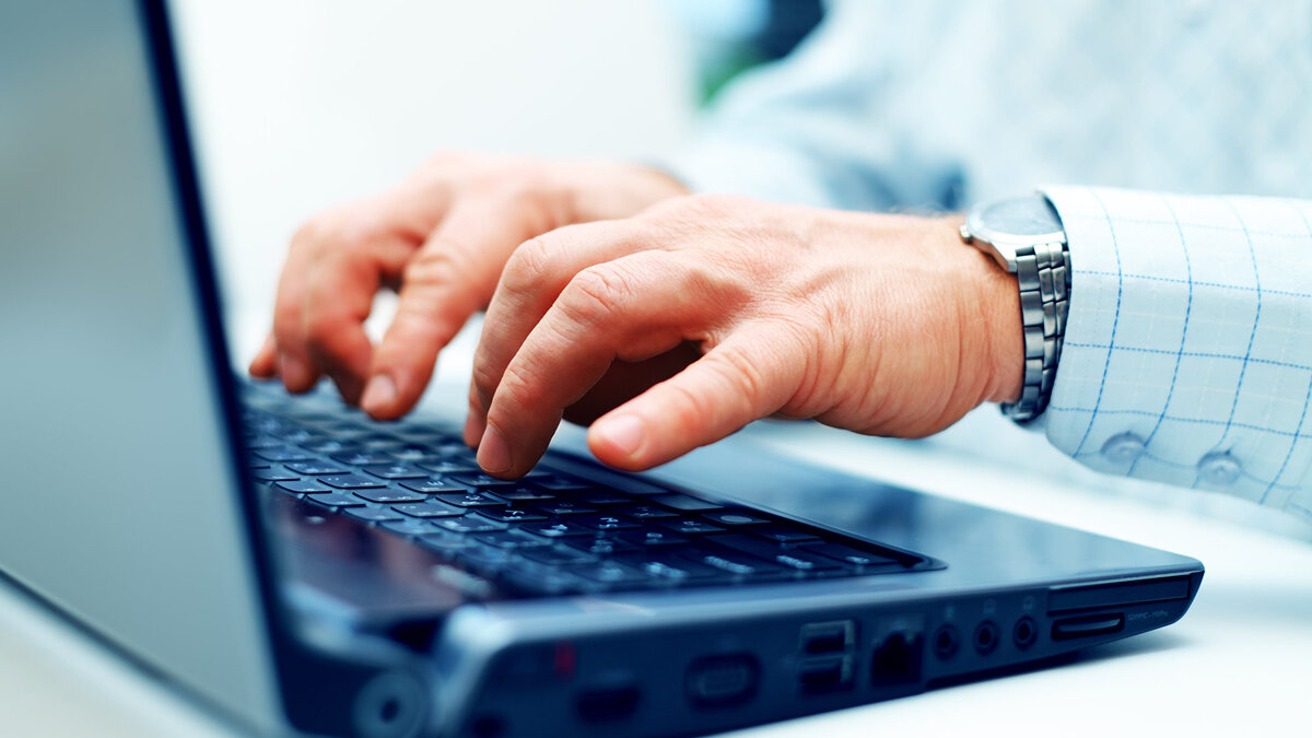    Человек за ноутбуком© fotolia.com / strixcode