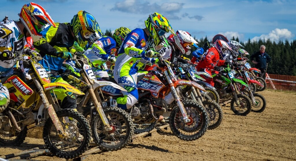 


История первых питбайков началась еще в середине 50-х – начале 60-х годов ХХ века. Тогда небольшие моторизированные байки пришли на смену не слишком быстрым и комфортным велосипедам.