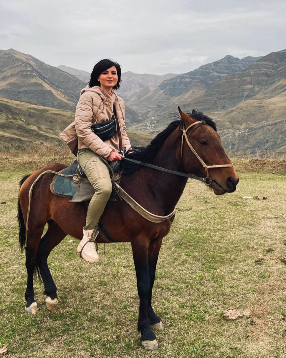 Анастасия Куцуриду — профессиональный гид и хозяйка уютного глэмпинга в горах Дагестана «Гоор Глэмп»