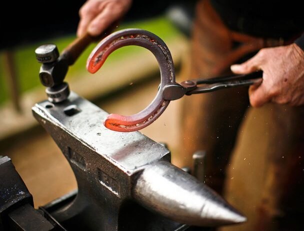 Фото из свободных источников. Подгонка подковы.