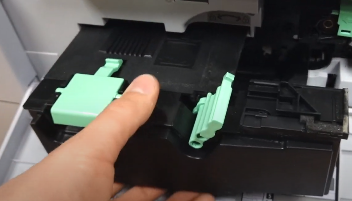 Фото 15. Выкручиваем указанные винты