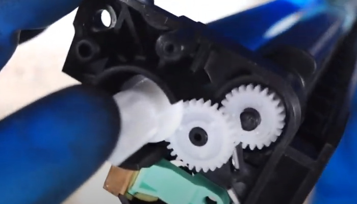 Фото 115. Желтыми стрелками указаны отверстия. Красными выступы.