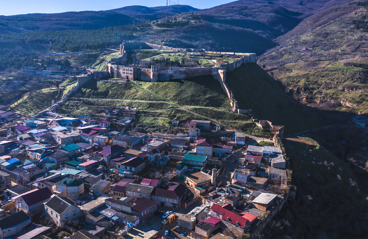 📍 С одной стороны море, а с другой великолепные горы. Крепость Нарын Кала вдали, древний страж этих земель, излюбленное место жителей и гостей Дербента.