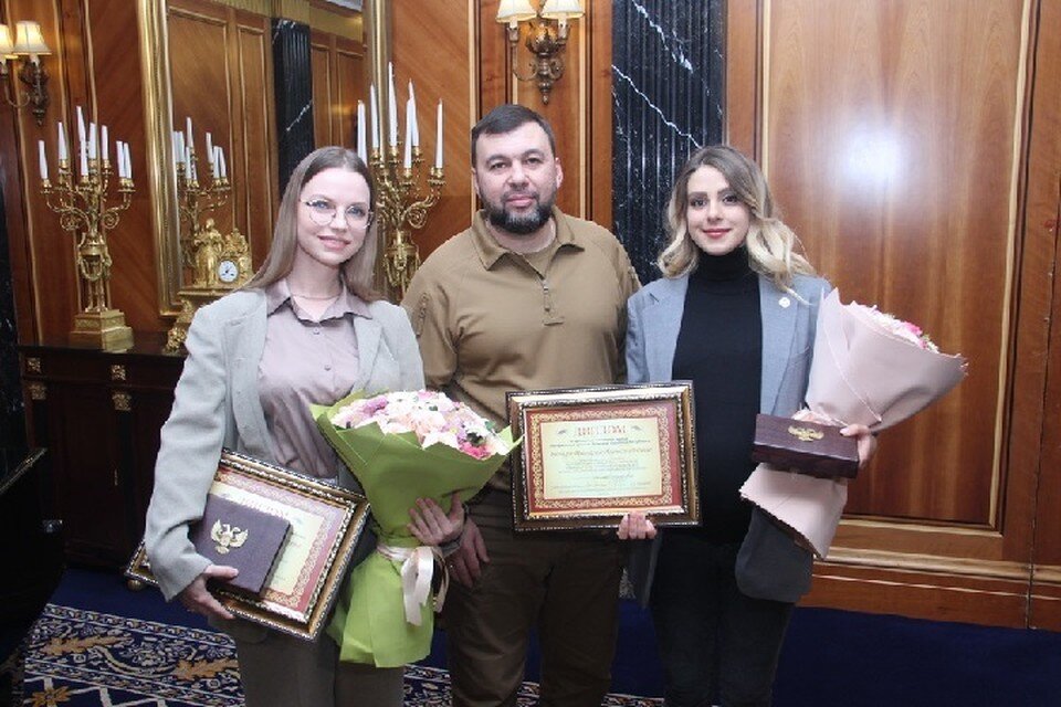     Денис Пушилин присвоил звание заслуженного артиста ДНР Маргарите Лисовиной и Наталье Качуре. Фото: пресс-служба Главы ДНР