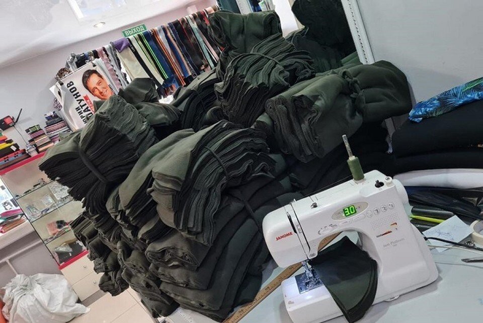     Активистки отшивают флисовые вещи для мобилизованных Фото: Ольга Солопчук