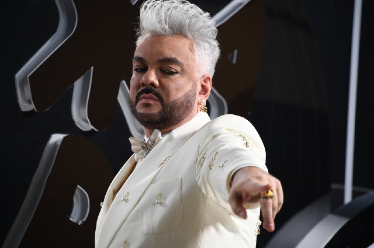    Киркоров на концерте ударил поклонника по лицу букетом цветов