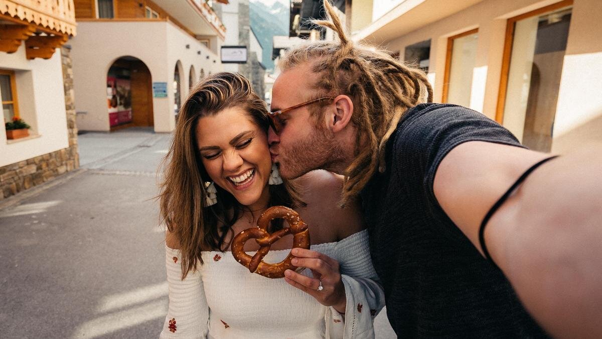    Влюбленная пара:Unsplash/Karsten Winegeart