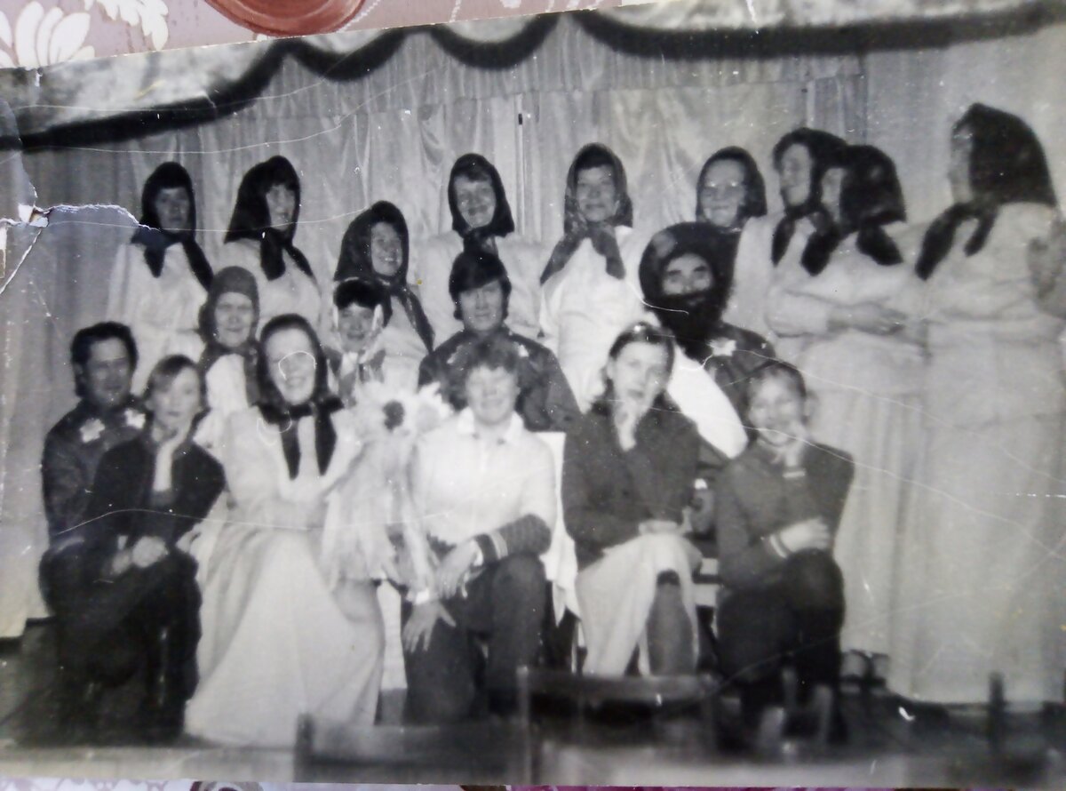 Ансамбль «Рябинушка», 1989 год. Первый ряд – сидят слева направо: Анатолий Шутов, школьница Катя Шишкина, Екатерина Михайловна Корепанова, Вахрушева Надя, Алёна Башкирцева. Второй ряд: Ольга Степановна Ломаева, Валентина Сысоева, Валерий Широбоков, Васил Касымович Абубакиров. Третий ряд: Юлия Георгиевна Корепанова, Галина Леонидовна Широбокова, Маргарита Алексеевна Шутова, Эмилия Семёновна Васильева, Галина Наймушина, Зоя Григорьевна Ломаева, Людмила Леконцева, Валентина Николаевна Чубукова, Антонида Семёновна Башкирцева