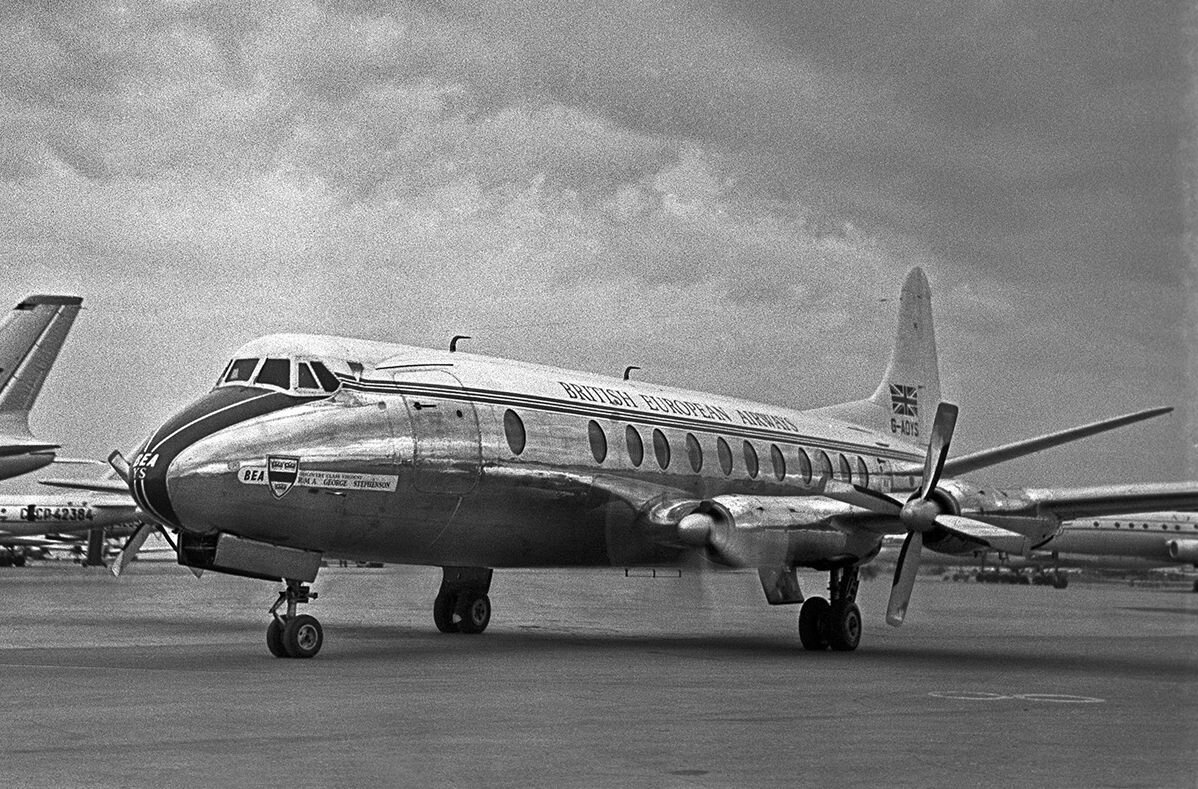 Прибытие рейса авиакомпании ВЕА в Москву. Внуково, 14 мая 1959 года.. Фото из архива Сергея Цветкова.