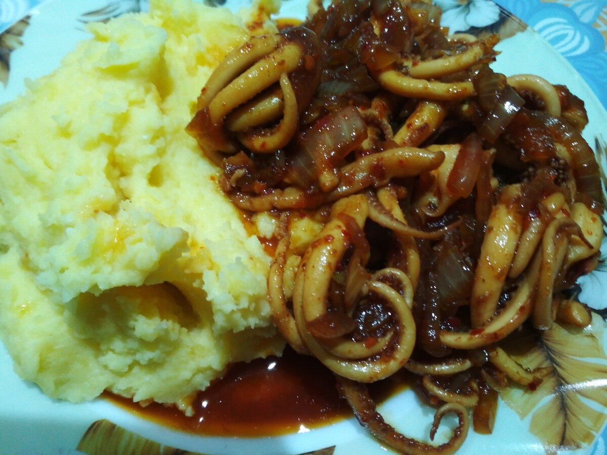 Фото автора. Вкуснейшее блюдо щупальцы кальмара с луком и соевым креветочным соусом.
