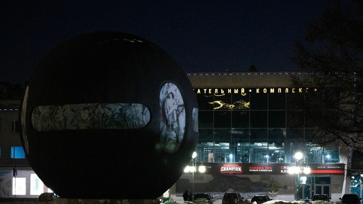     Памятник, простоявший возле Речного вокзала четверть века, решили демонтировать.