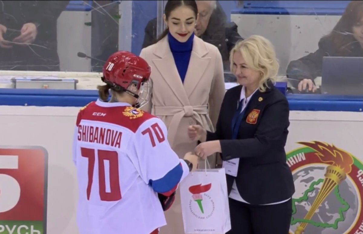    Анне Шибановой досталя приз после игры с юношами.