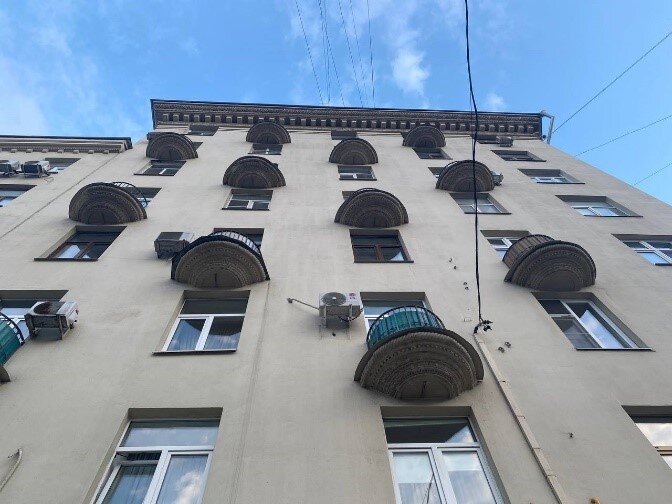 Автор проекта решил отойти от излишне декорированных домов, чем грешили архитекторы того времени, - в основе только гладкие стены, покрытые штукатуркой.