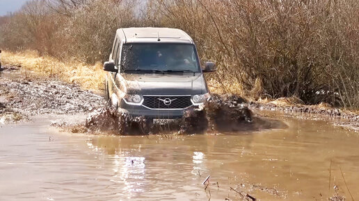 Парень на новом УАЗе без раздумий кинулся в воду. Джиперы на бездорожье тонут в грязи и воде.