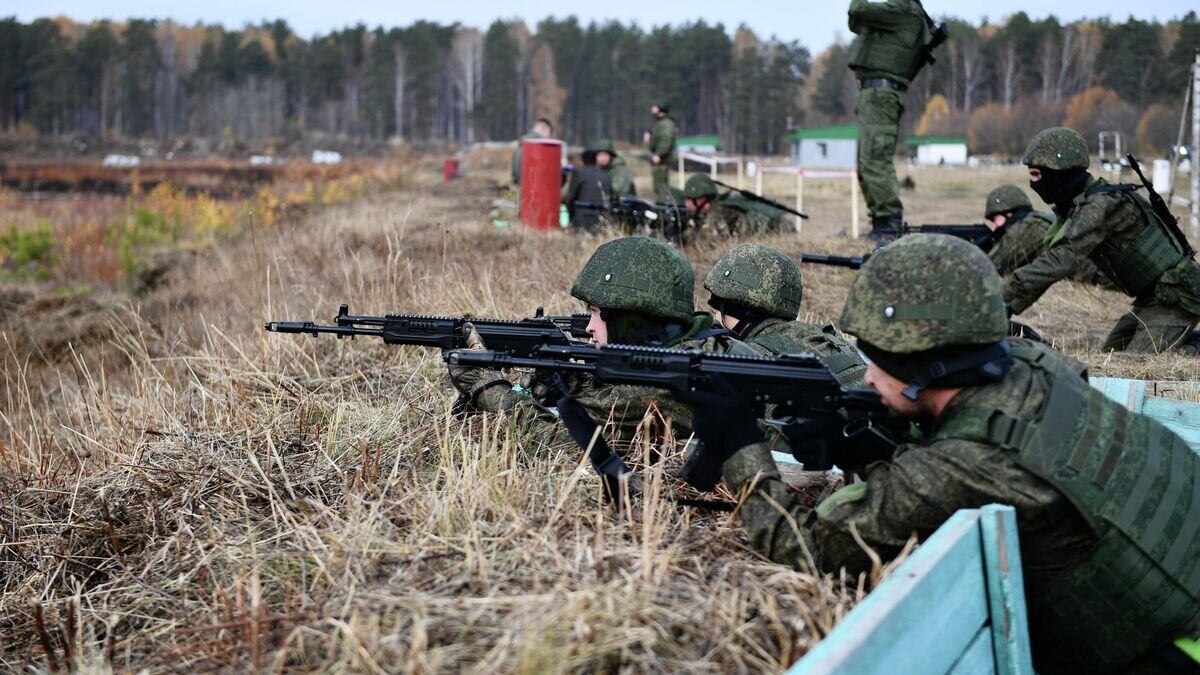    Военнослужащие из числа мобилизованных на занятиях по военной подготовке на военном полигоне "Свердловский" Центрального военного округа под Екатеринбургом© РИА Новости / Павел Лисицын