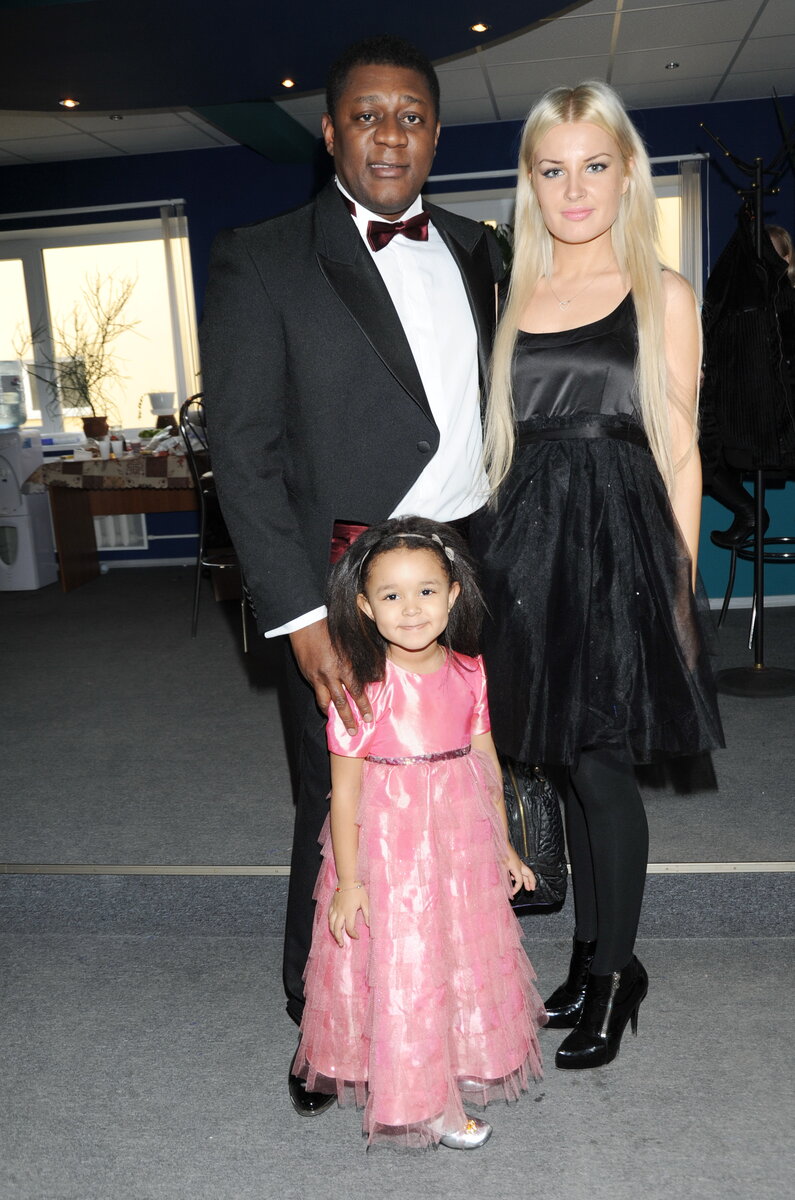    Пьер Нарцисс и Валерия Калачева с дочерью Каролиной