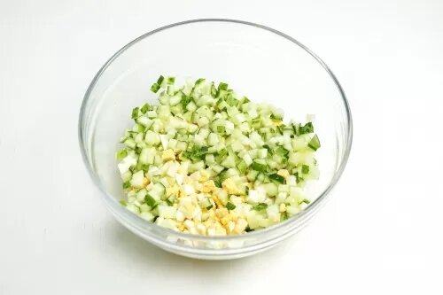 Салат с крабовыми палочками и кукурузой: пошаговый рецепт