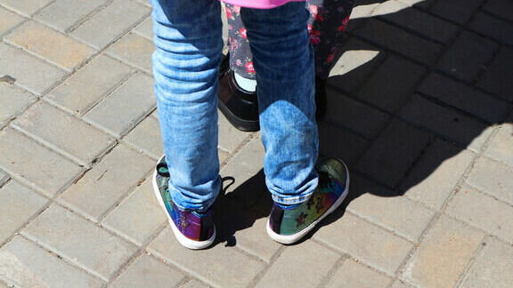     В Новочеркасске Ростовской области неизвестный мужчина хотел выкрасть пятилетнюю девочку с территории детского сада.