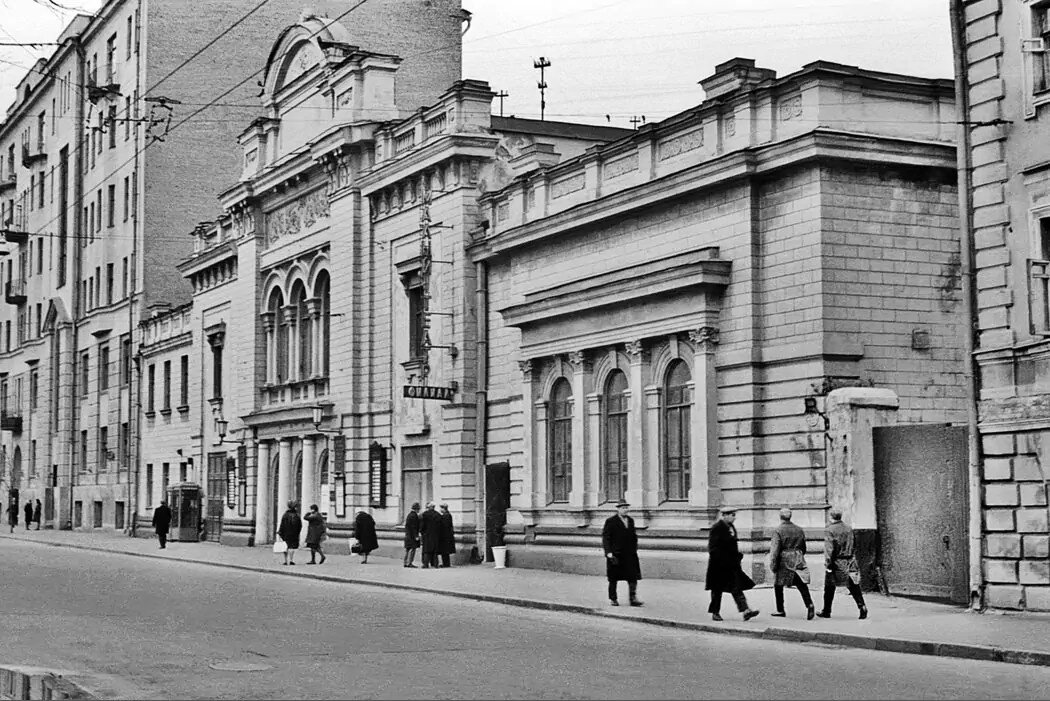 Улица Большая Ордынка. Малый театр. Филиал. 1966. Фото: А. И. Авдеев. Источник: сайт www.pastvu.com