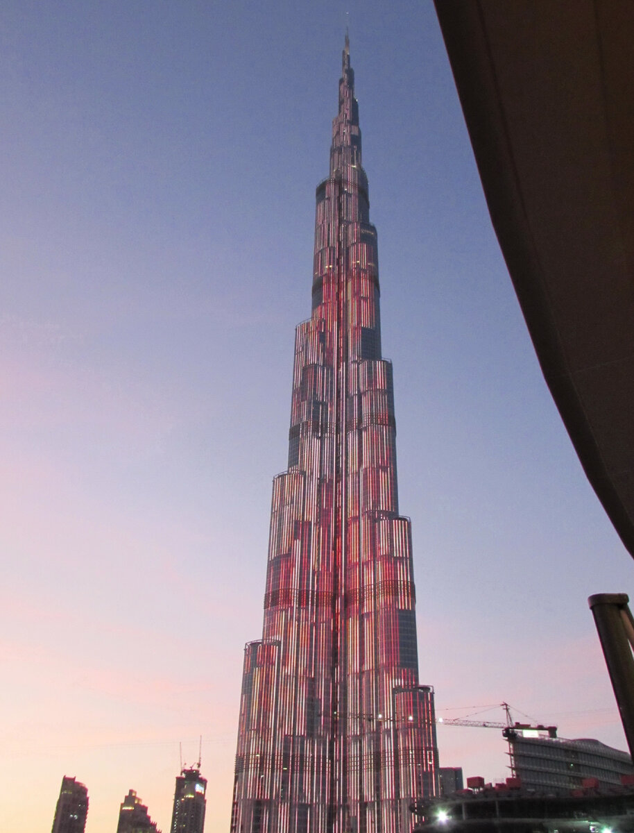 Главное развлечение "простолюдинов" в Дубае - наблюдать за световым шоу на фасаде главного небоскреба страны  - Бурж Халифа. Фото автора. 