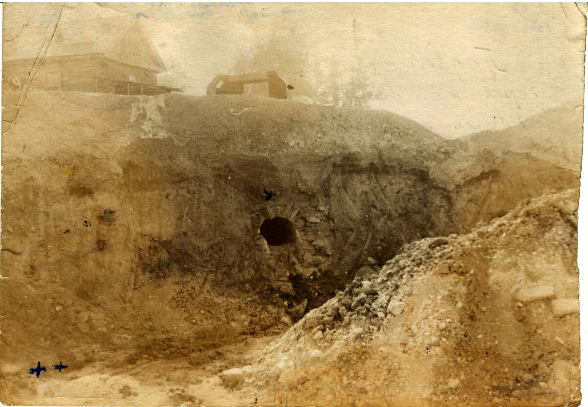 МБУК «Музей» КП-841 инв.-VIIIв-31 Надпись на обороте фотографии: подземная штольня, через которую вода подавалась на рабочее колесо в камеру. Вскрыта в июле 1965 года. Змеиногорский рудник.