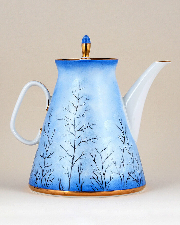 Большой чайник из банкетного сервиза «Морозное утро». ЛФЗ, 1965 г. Автор формы «Молодежная» А.А. Лепорская. Источник фото: www.litfund.ru