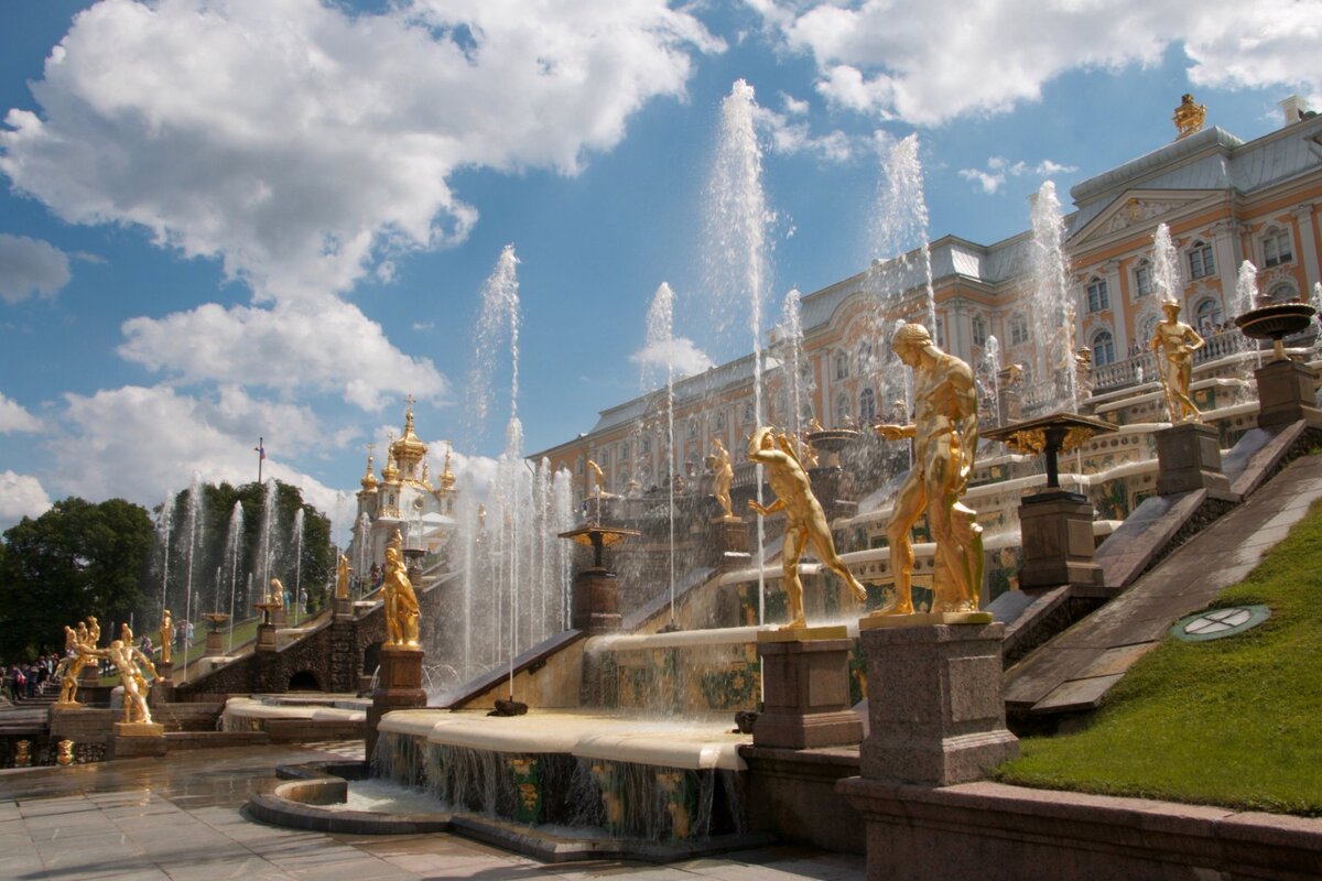 Петергоф в санкт петербурге сейчас. Большой Каскад Петергофа, Санкт-Петербург. Петергоф фонтаны. Петродворец большой Каскад. Музей-заповедник «Петергоф» фонтаны.