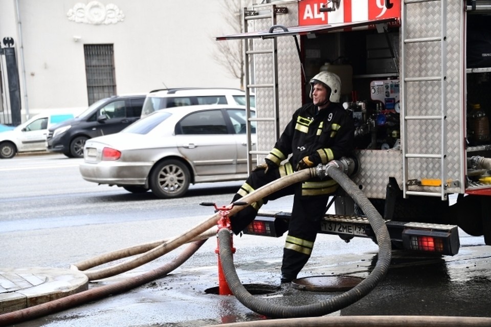     В Ростовской области сгорела бесхозная постройка площадью в сто "квадратов". Иван МАКЕЕВ