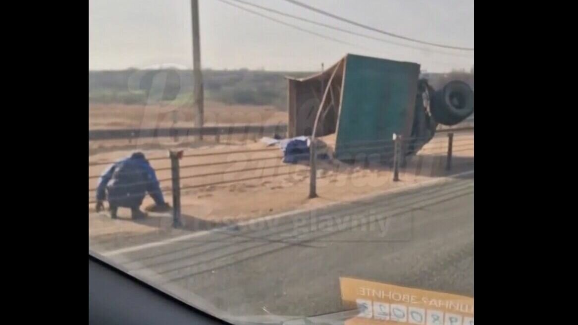     В Ростовской области на трассе Е58 на путепроводе через Самбек перевернулся зерновоз, видео очевидцев появились в соцсетях.