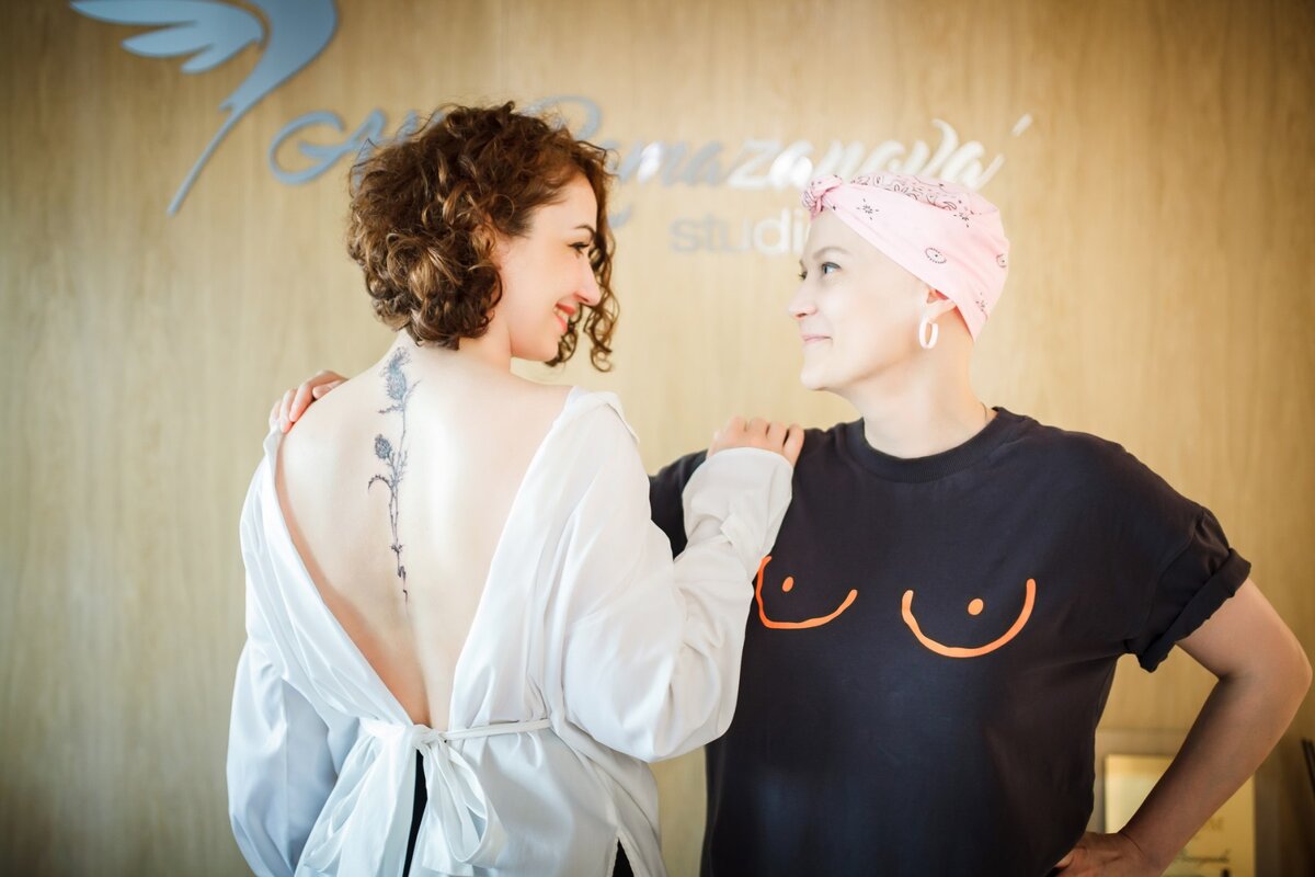 На фото наш постоянный клиент. Девушка пришла за перманентным макияжем, и теперь у нее всегда прекрасные брови, выразительный взгляд, ухоженные губы и татуировка