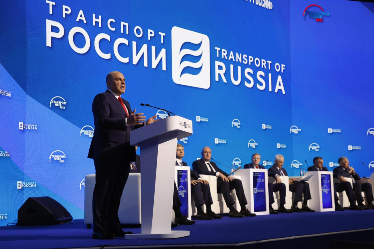 Михаил Мишустин на выставке "Транспорт России" ознакомился с новыми проектами ОСК 
