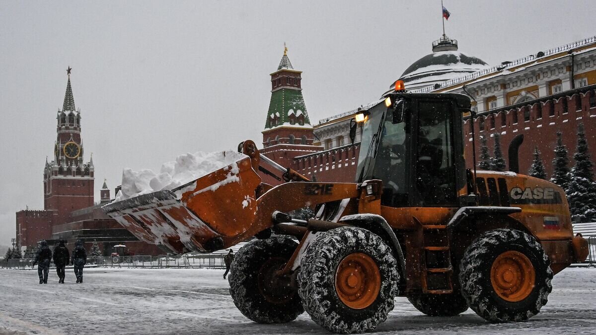    Уборка снега на Красной площади в Москве© РИА Новости / Евгений Одиноков