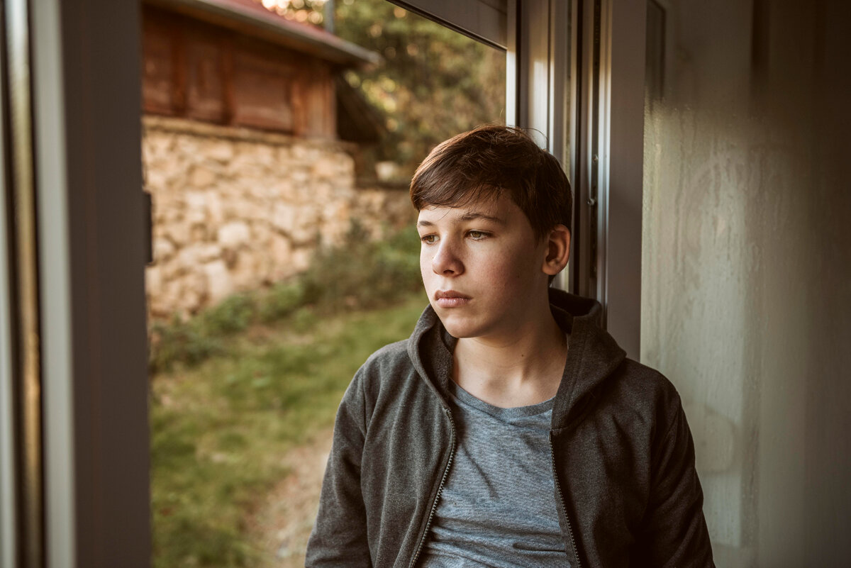 Изображение от <a href="https://ru.freepik.com/free-photo/front-view-sad-boy-looking-outside_11789479.htm#query=%D0%BC%D0%B0%D0%BB%D1%8C%D1%87%D0%B8%D0%BA%20%D0%BB%D0%B5%D1%82%2014&position=3&from_view=search&track=sph">Freepik</a>