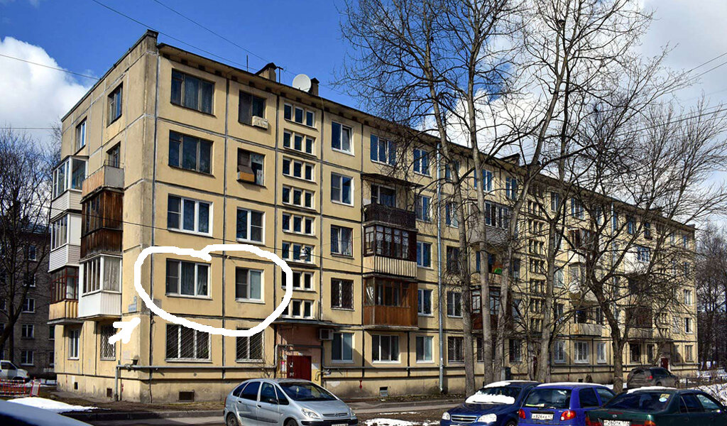 Тут была наша квартирка, а там, где стрелочка - угловой номерной знак