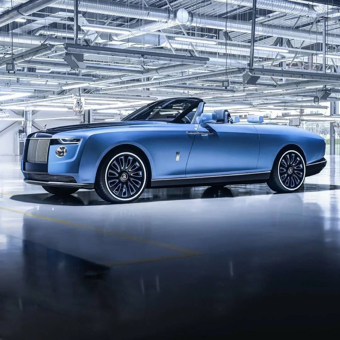 Rolls-Royce Boat Tail — самый дорогой автомобиль в мире. Цена: $28 млн (2,2 млрд руб.)
Мощность мотора: нет данных
Максимальная скорость: нет данных
Rolls-Royce Boat Tail — самый дорогой автомобиль в мире за всю историю. Британцы никогда официально не называли его стоимость, однако предполагается, что некая «супружеская пара, добившаяся успеха мирового масштаба», заплатила за представленный весной 2021 года кабриолет не менее $28 млн.