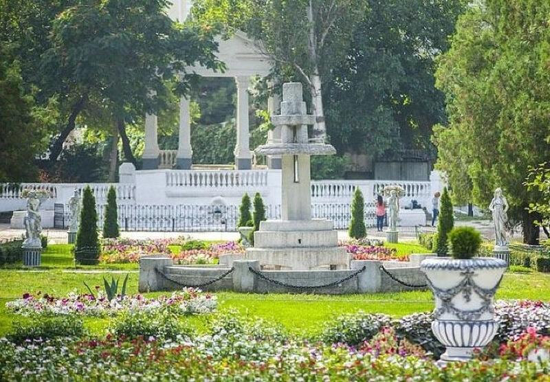 В парке южного города летом. 