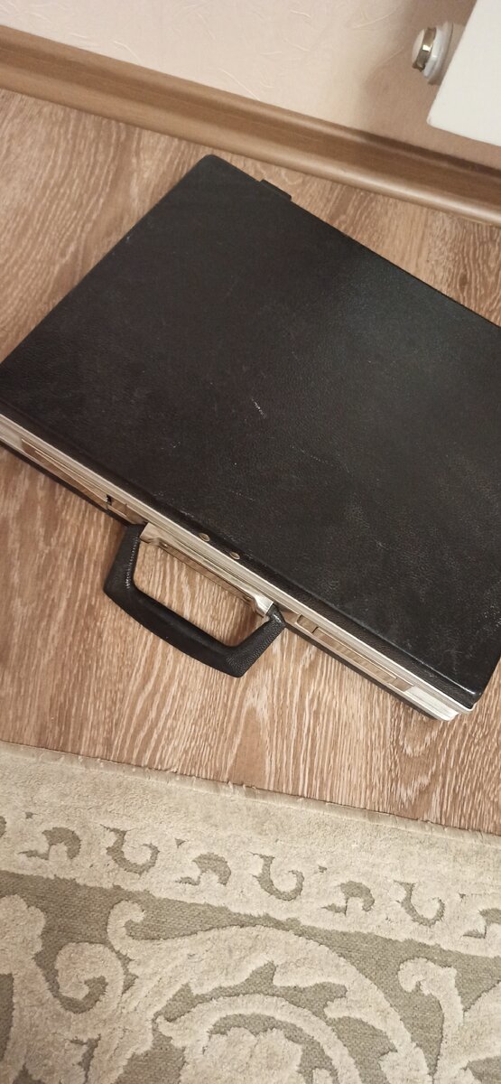 Дипломат привез сосед из Москвы.