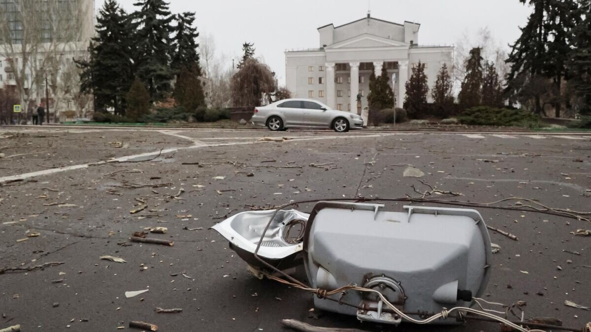    Разбитый уличный фонарь в Ворошиловском районе Донецка после обстрелов со стороны ВСУ© РИА Новости / Сергей Аверин