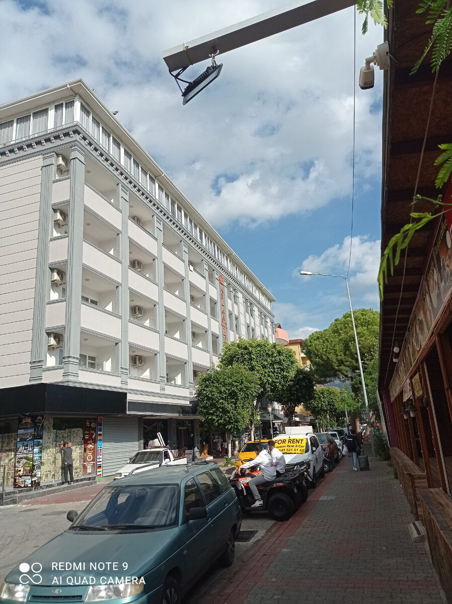 Вид на отель с дороги