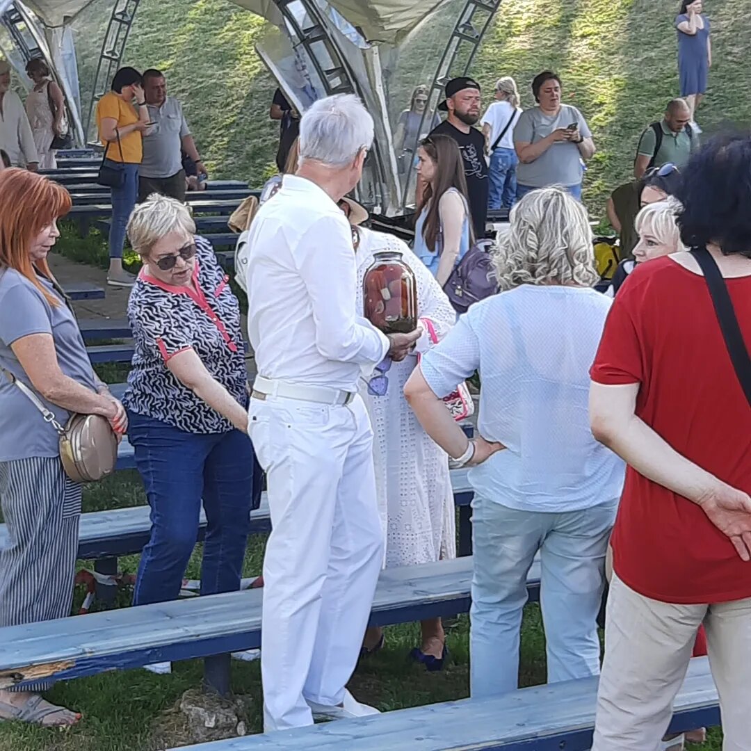 Вятское. После спектакля. О.Жаров с банкой помидор. Слева И.Бестемьянова