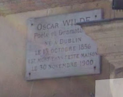 Памятная доска на фасаде L’Hotel 