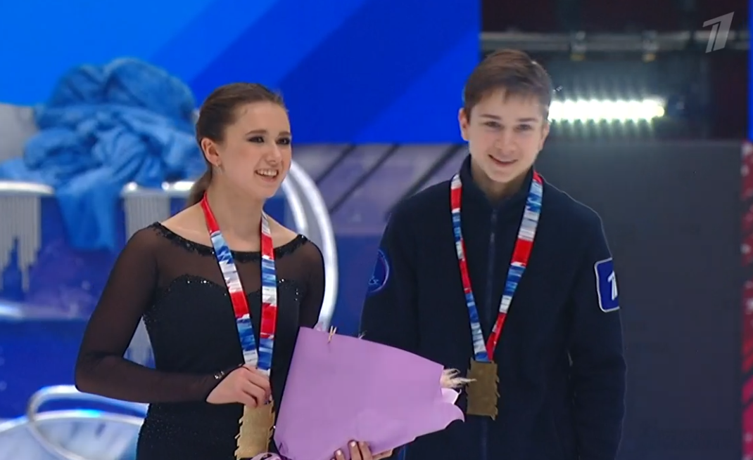 Соревноваться с Камилой Фёдоров не захотел - просто вручил ей цветы