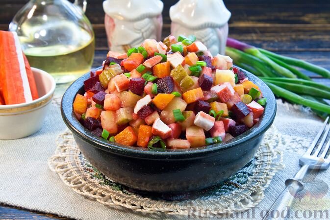 крабовые палочки, картофель, свекла, морковь, огурцы маринованные, лук зелёный, масло подсолнечное, соль