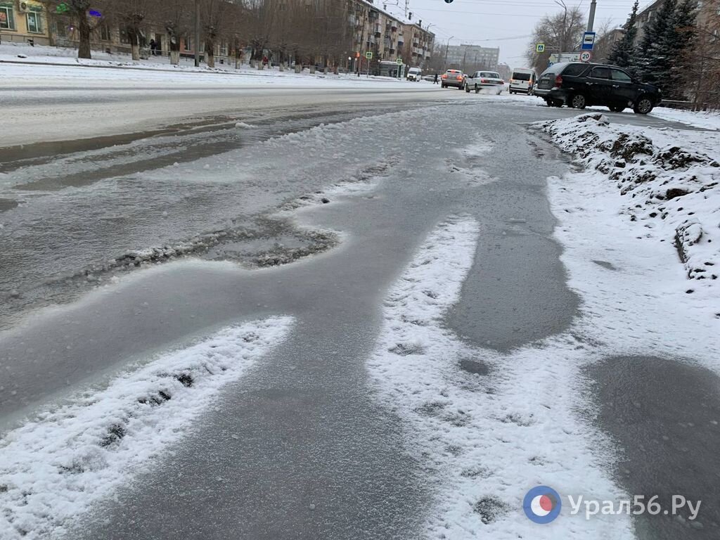 Коммунальная авария на проспекте Ленина, 18 в Орске создала ледяную ловушку  для водителей и зимний ручей для пешеходов | Урал56.Ру | Оренбург, Орск -  главные новости | Дзен