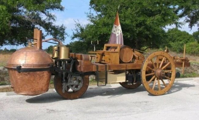 Паровая телега, которую в 1769 г. собрал Никола Жозеф Кюньо. Фото восстановленного образца в музее и реконструкторский вариант.