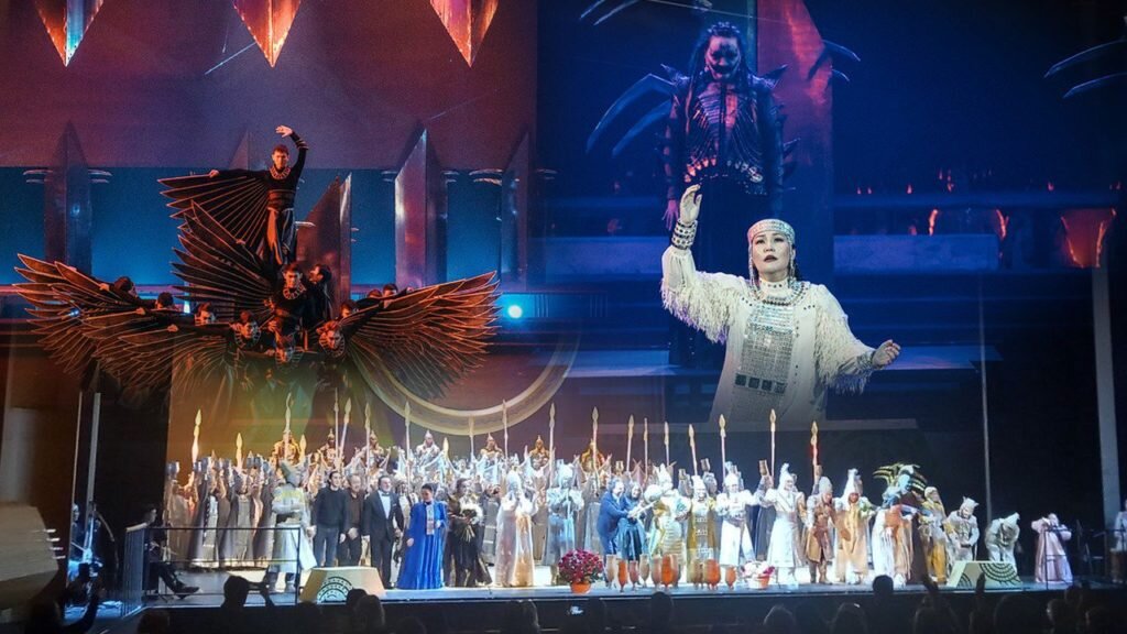 Нынешняя постановка «Ньургун Боотур» поражает своей масштабностью. Массовые сцены сменяют друг друга, причём как хоровые, так и балетные