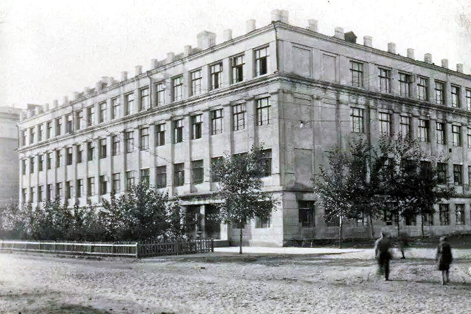    Такой была 10 школа в 1950-е. С палисадником на ул. Ленина и деревьями по Дзержинского