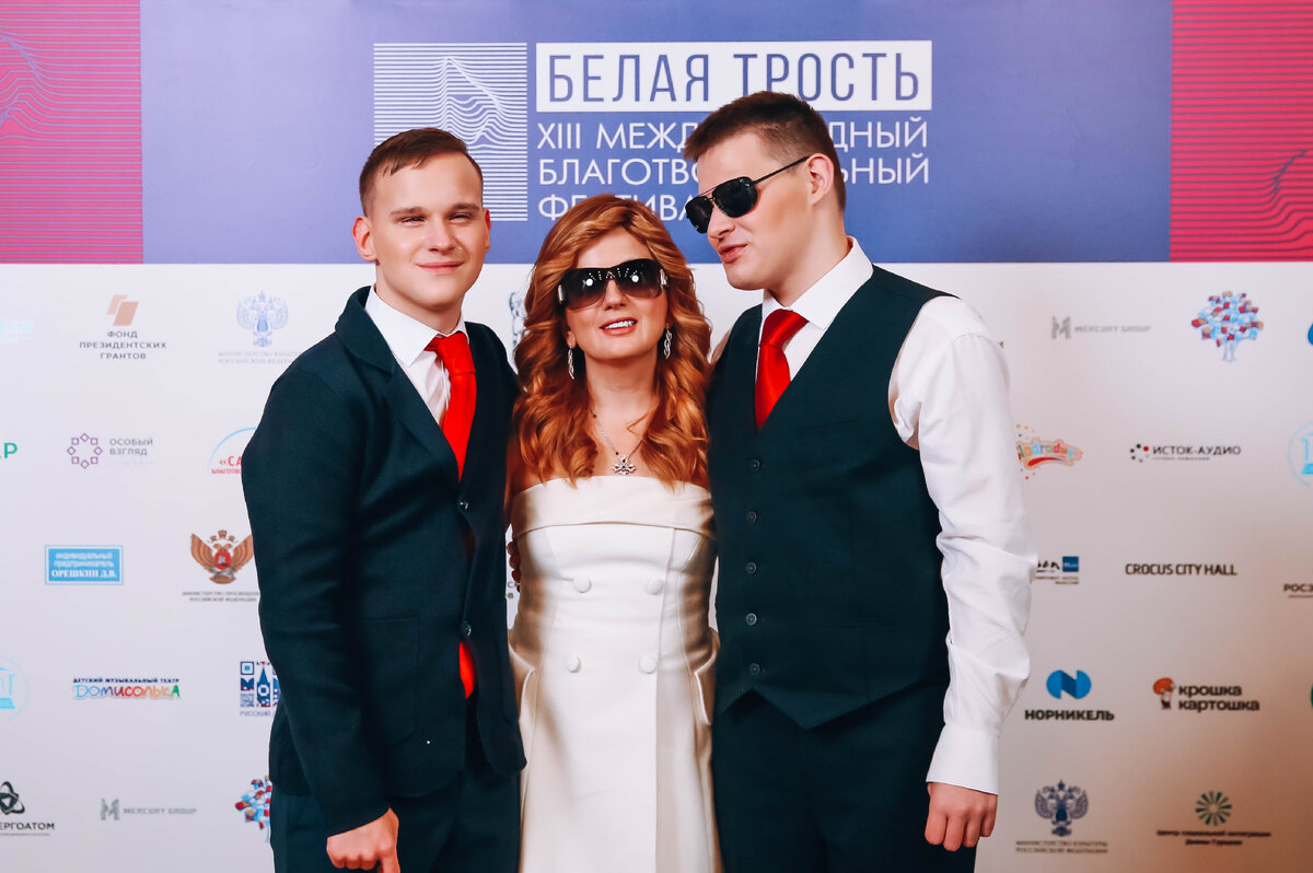 Данила и  Тимофей Лопухины вместе с Дианой Гурцкая на фестивале "Белая трость" 2022