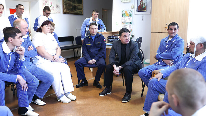    Губернатор Московской области Андрей Воробьев на встрече с участниками СВО в военном госпитале под Солнечногорском © Антон Чернов, «Подмосковье Сегодня»